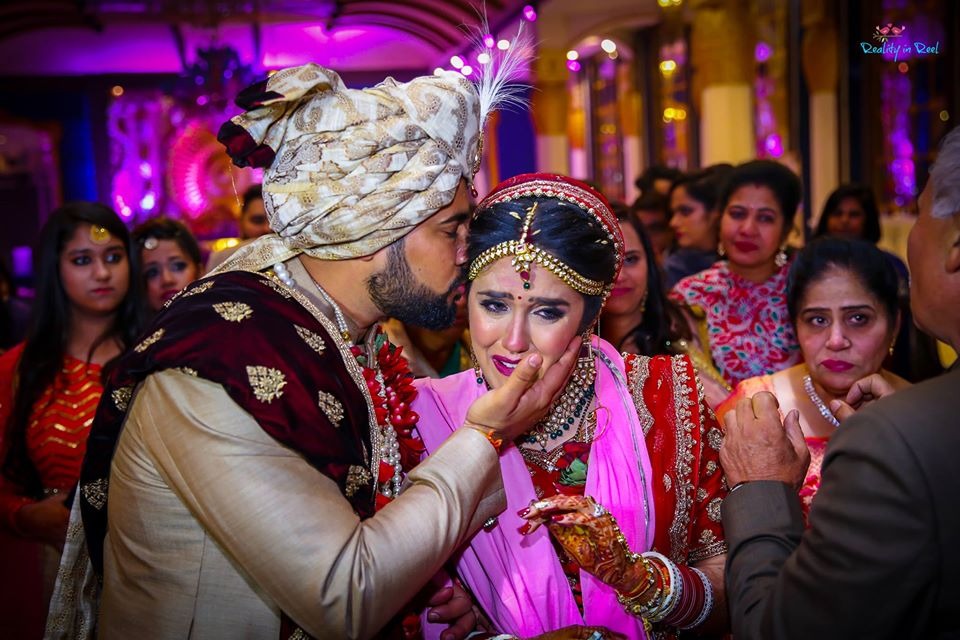 bride is crying at the time of bidai